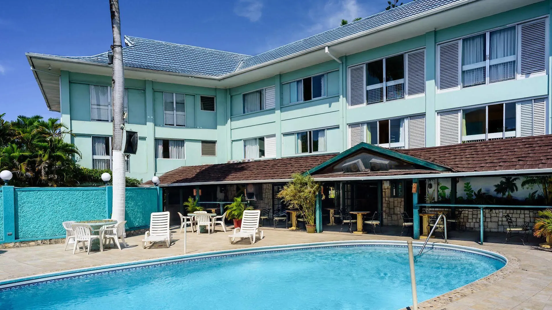 Doctors Cave Beach Hotel location